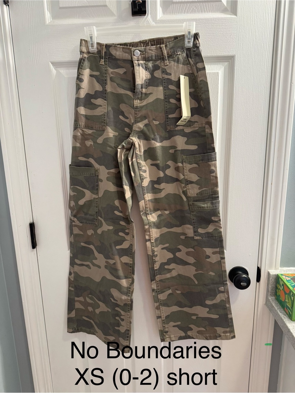 No Boundaries Green & Tan Camo Cargo Pants, NWT, length: short